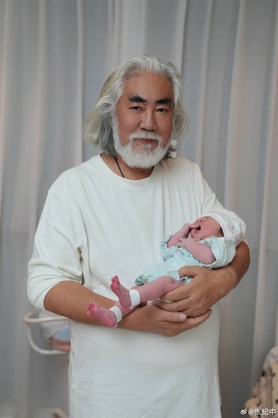 73歲張紀中再當爹 曬六口全家福合影畫面溫馨引圍觀：網友送祝福