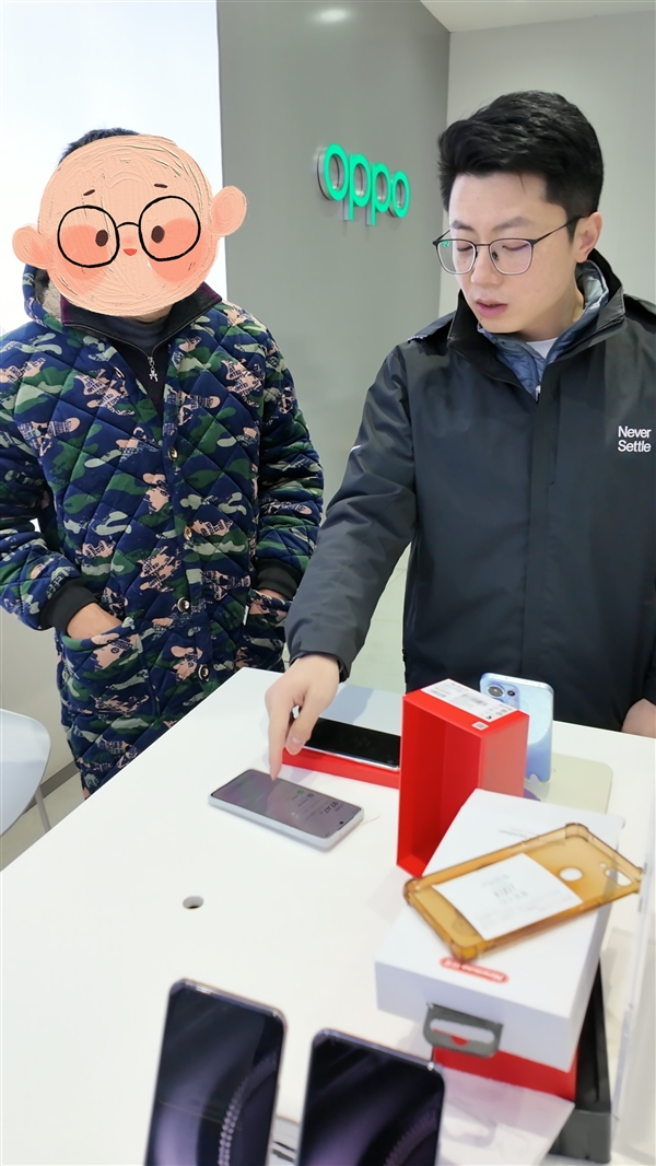 李杰碰到成都一哥們穿著家居服來買一加Ace 5：看完發布會很滿意