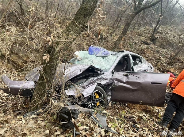 路面不平致小米SU7翻下路邊嚴(yán)重受損：車內(nèi)人沒事