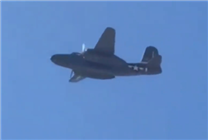 美國(guó)失事飛機(jī)+1！航空展上一架老飛機(jī)迫降冒煙起火