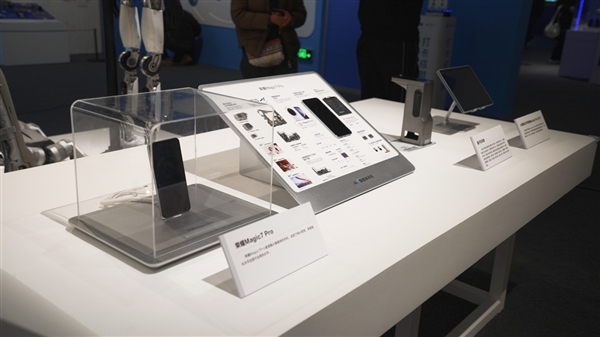 首款AI智能體手機！榮耀Magic7 Pro入駐國家博物館