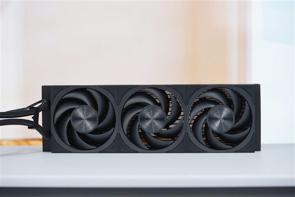 獨立磁吸IPS液晶屏!超頻三銀翼DT360水冷散熱器圖賞