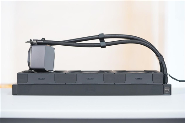 獨立磁吸IPS液晶屏!超頻三銀翼DT360水冷散熱器圖賞