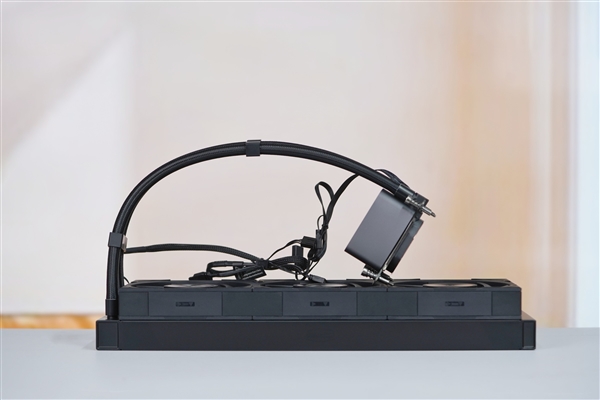 獨立磁吸IPS液晶屏!超頻三銀翼DT360水冷散熱器圖賞