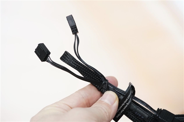 獨立磁吸IPS液晶屏!超頻三銀翼DT360水冷散熱器圖賞