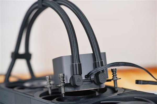 獨立磁吸IPS液晶屏!超頻三銀翼DT360水冷散熱器圖賞