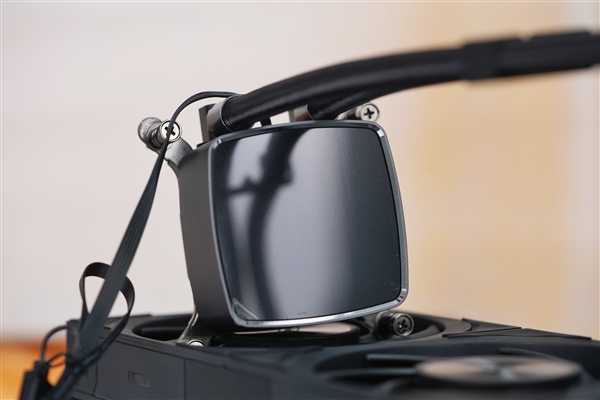 獨立磁吸IPS液晶屏!超頻三銀翼DT360水冷散熱器圖賞