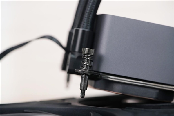 獨立磁吸IPS液晶屏!超頻三銀翼DT360水冷散熱器圖賞