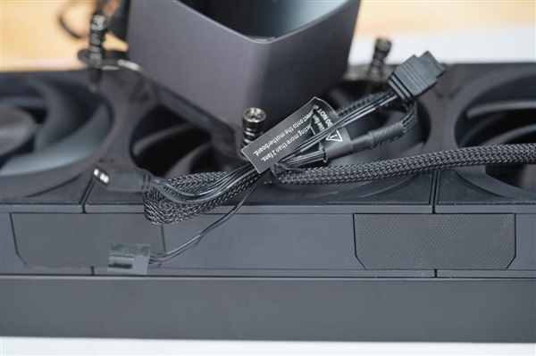 獨立磁吸IPS液晶屏!超頻三銀翼DT360水冷散熱器圖賞