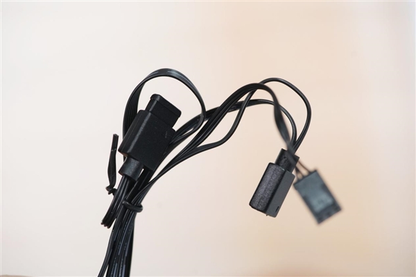 獨立磁吸IPS液晶屏!超頻三銀翼DT360水冷散熱器圖賞