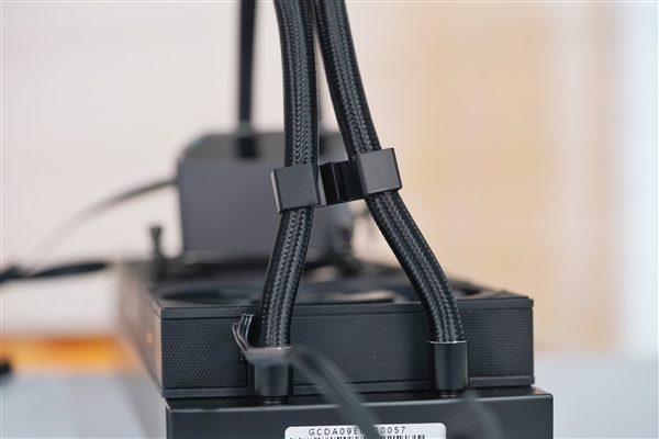 獨立磁吸IPS液晶屏!超頻三銀翼DT360水冷散熱器圖賞