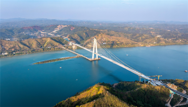 世界首座！廣西獨塔空間纜斜拉懸索協作體系橋合龍