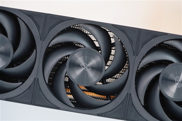 獨立磁吸IPS液晶屏!超頻三銀翼DT360水冷散熱器圖賞