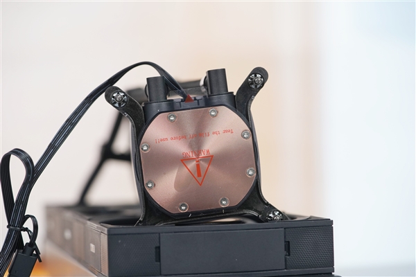 獨立磁吸IPS液晶屏!超頻三銀翼DT360水冷散熱器圖賞