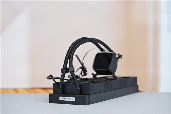 獨立磁吸IPS液晶屏!超頻三銀翼DT360水冷散熱器圖賞