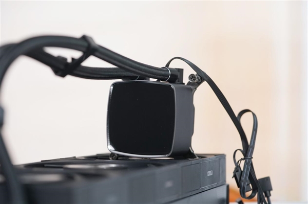 獨立磁吸IPS液晶屏!超頻三銀翼DT360水冷散熱器圖賞