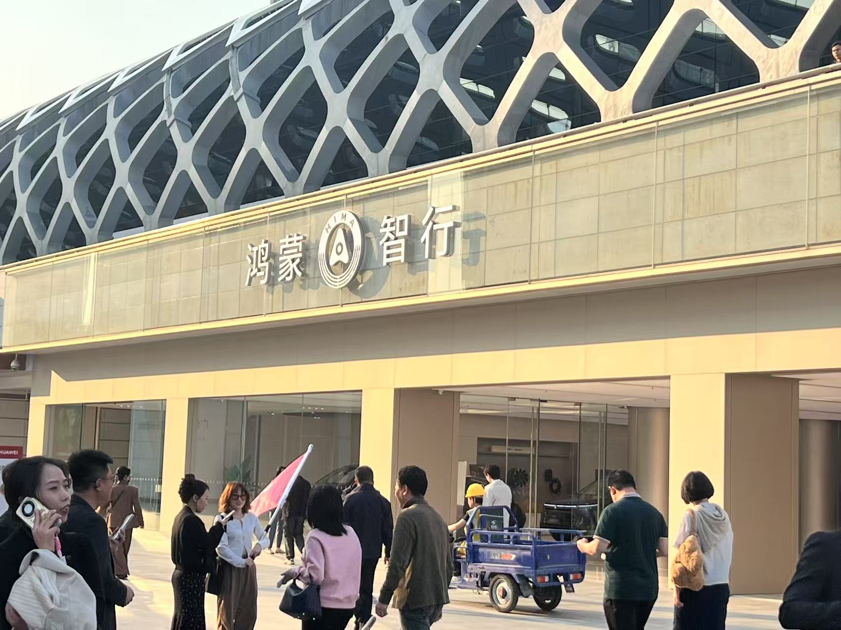 1日內(nèi)4款華為系新車亮相，劉亦菲代言智界品牌，“車海戰(zhàn)術(shù)”能提振銷量？