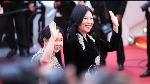 五年20萬公里！“50歲自駕游阿姨”回應走戛納紅毯：希望越來越多的普通人被看見