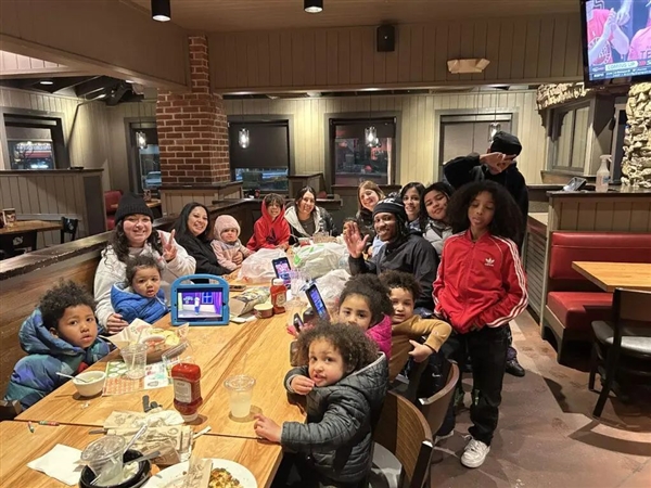 美國小伙“娶”5個老婆,生11個孩子 理由竟是為了不再出軌