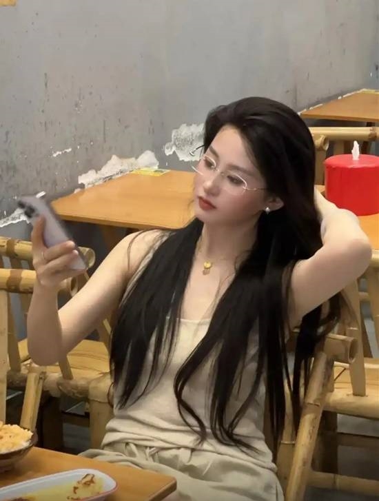 網紅撞臉劉亦菲爆火!本人透露直播原因:實習時工資太低