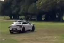 谷歌自動駕駛汽車開進高爾夫球場引發熱議 網友：換成特斯拉估計會被罵慘